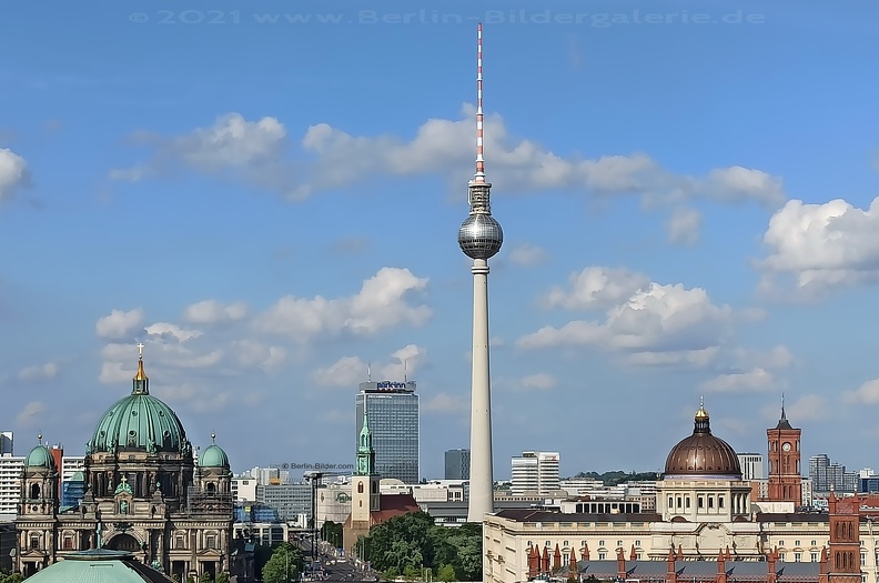 Berliner Dom, Marienkirche, ParkInn-Hotel, Fersehturm, Humboldforum, Rotes Rathaus
Berlin-Panorama_Humboldforum.jpg