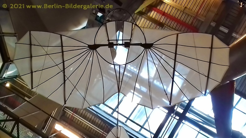 Am 10. August 1896 starb Otto Lilienthal in Berlin, nach einem Absturz am Vortag.
Flugapparat_nach_Otto_Lilienthal.jpg