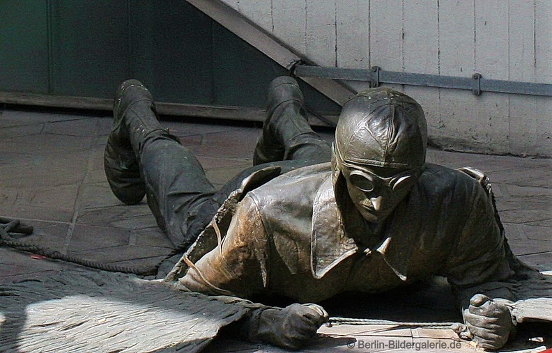 Der Fall Daidalos und Ikaros
von Rolf Scholz (Bronze, 1985)
Die Skulptur stand vor dem einstigen Flughafen Otto Lilienthal (Tegel - TXL), seit 2020 befindet sie sich in der Halle des BER. Flugpionier_Lilienthal.jpg