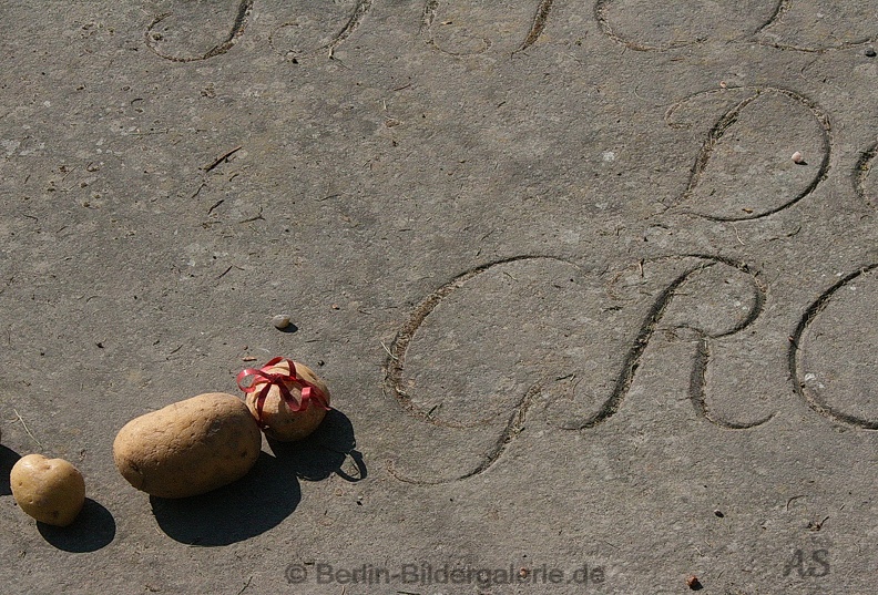 Kartoffeln auf dem Grab vom alten Fritz - Friedrich_II_Grab.jpg Friedrich_II_Grab.jpg