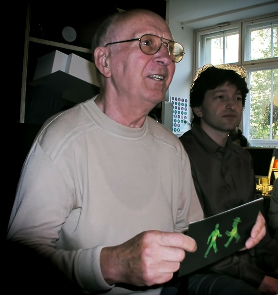 Karl Peglau wurde am 18. Mai 1927 in Bad Muskau geboren. 1961 entwarf er das Ost-Ampelmännchen.
"Die Ost-Ampelmännchen sind echte Berliner Jören." (Karl Peglau, 1997)
Mit Markus Heckhausen (re. im Bild) wurde daraus ein Kultobjekt.
Heckhausen_Peglau.jpg