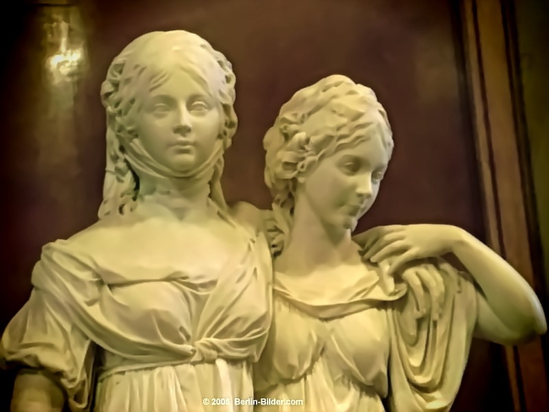 von Johann Gottfried Schadow.
Die Skulptur zeigt die spätere preußische Königin Luise (*10. März 1776).
Luise starb am 19. Juli 1810, im Alter von nur 34 Jahren.
Luise_und_Friederike.jpg