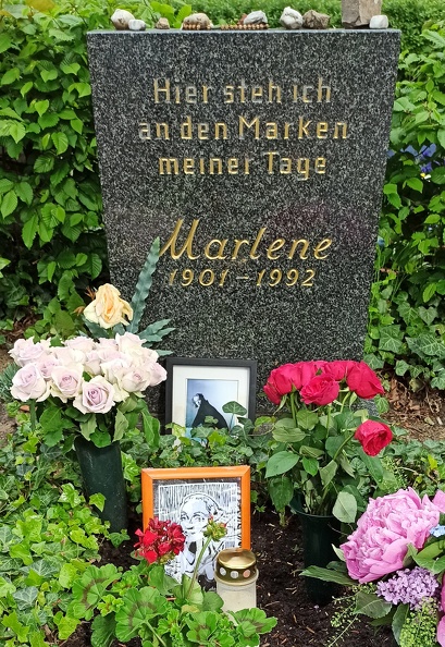* 27. Dezember 1901 in Schöneberg, † 6. Mai 1992 in Paris
Am 16. Mai 1992 in Berlin beigesetzt.
"Hier steh ich an den Marken meiner Tage" (Zitat: Theodor Körner)
Marlene.jpg