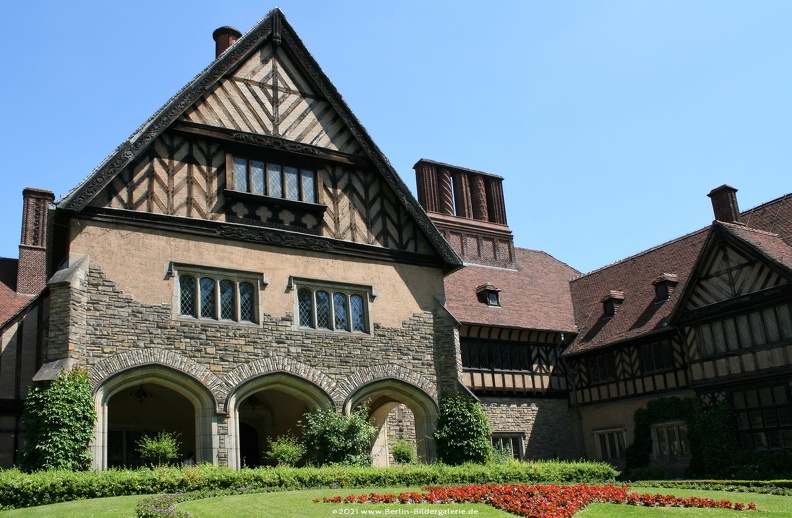 Vom 17. Juli 1945 bis 2. August 1945 fand hier die Posdamer Konferenz statt.
Schloss-Cecilienhof.jpg