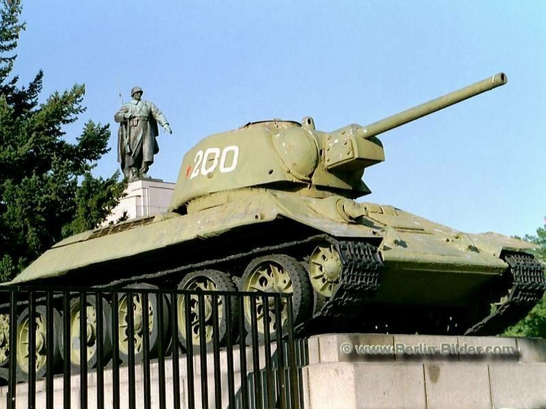 Sowjetisches Ehrenmal - T34 Panzer - T34-Panzer.JPG T34-Panzer.JPG