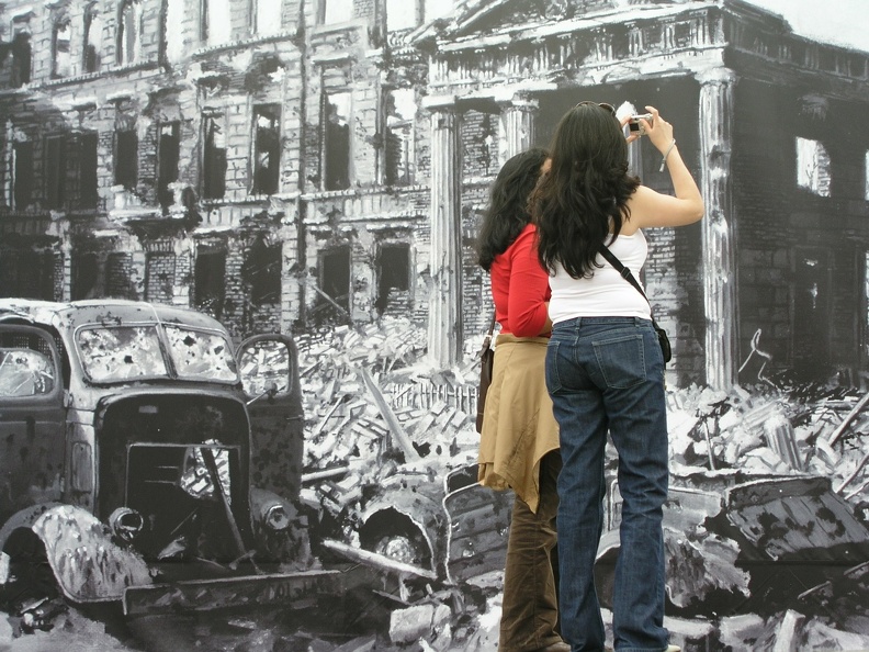 Berlin Touristen an einer Fotowand, die das Brandenburger Tor nach Kriegsende am 8. Mai 1945 zeigt.
Krieg.JPG