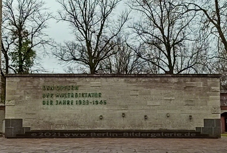 Hier wird an das gescheiterte Attentat auf Hitler am 20. Juli 1944 erinnert.
Ploetzensee_Mauer.jpg